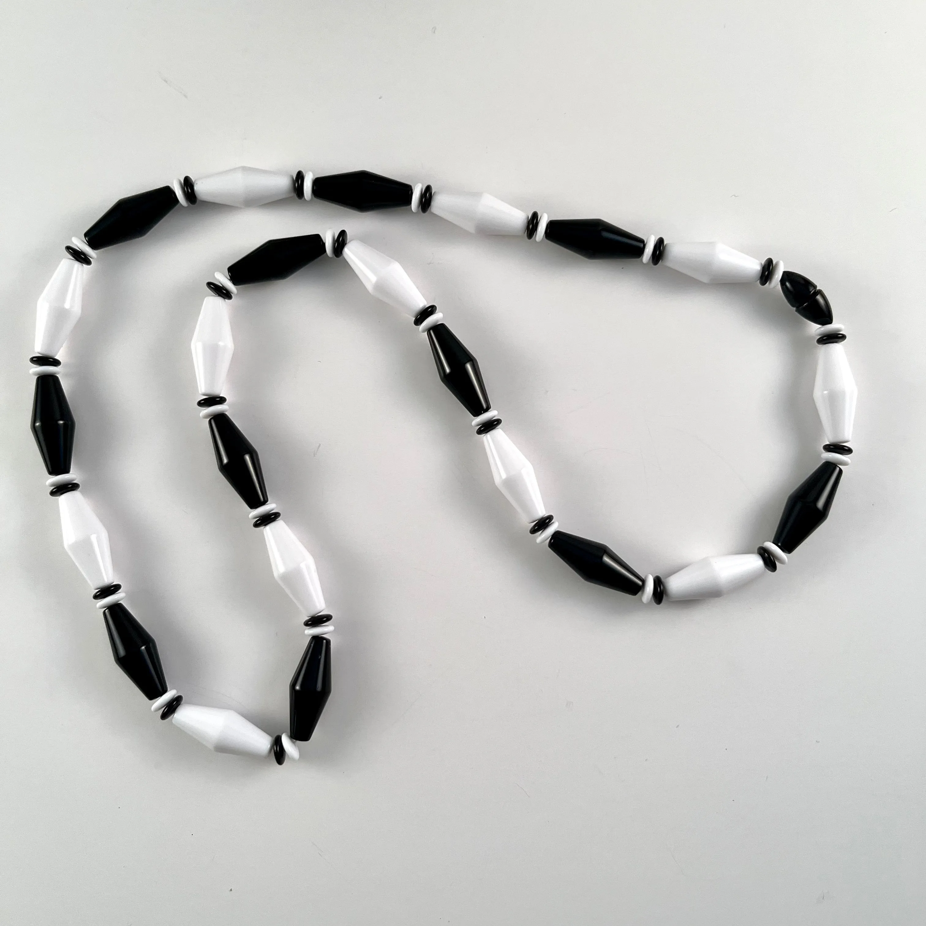 1989 Avon Classic Lines Necklace