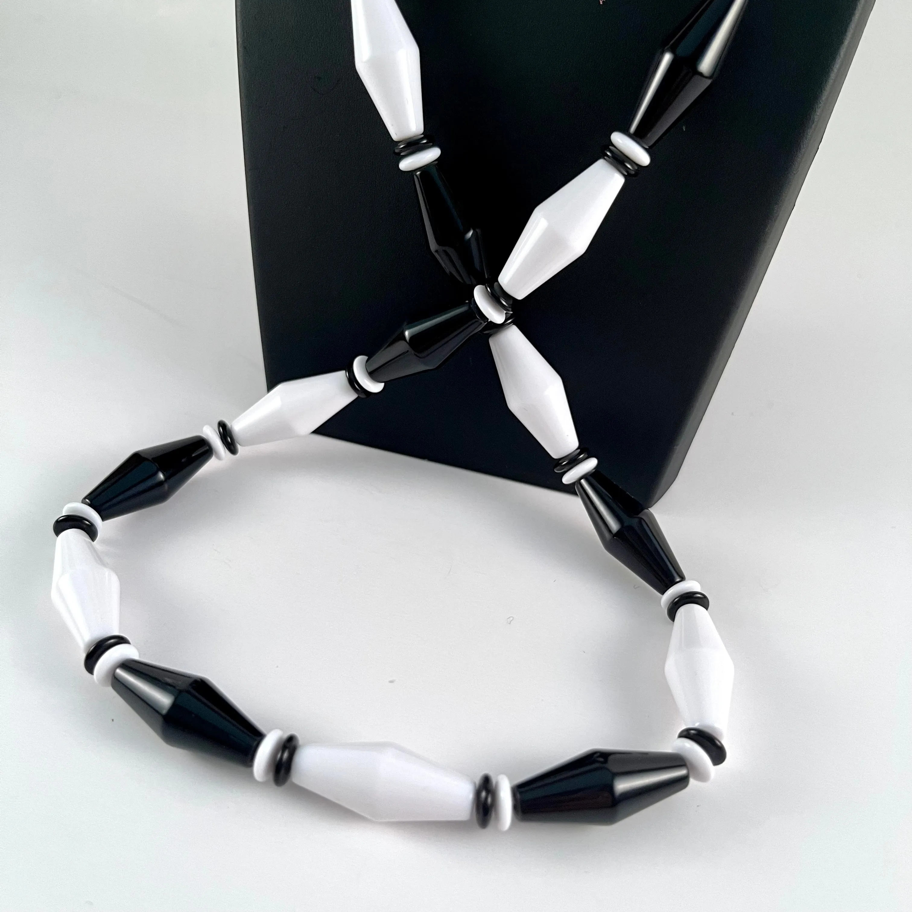 1989 Avon Classic Lines Necklace