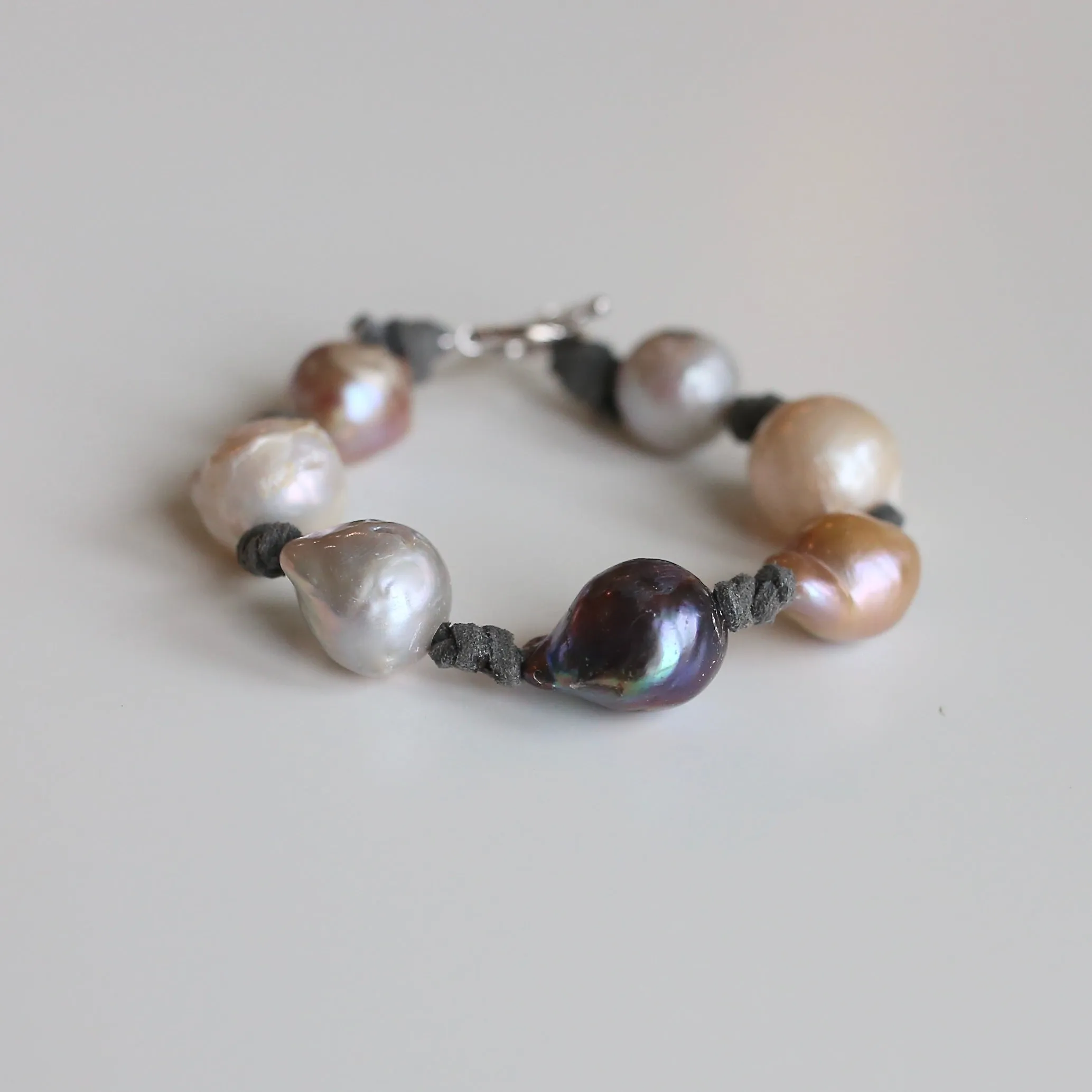 613-09-07 | KNOTTY BRACELET (MULTI ON GRAY)