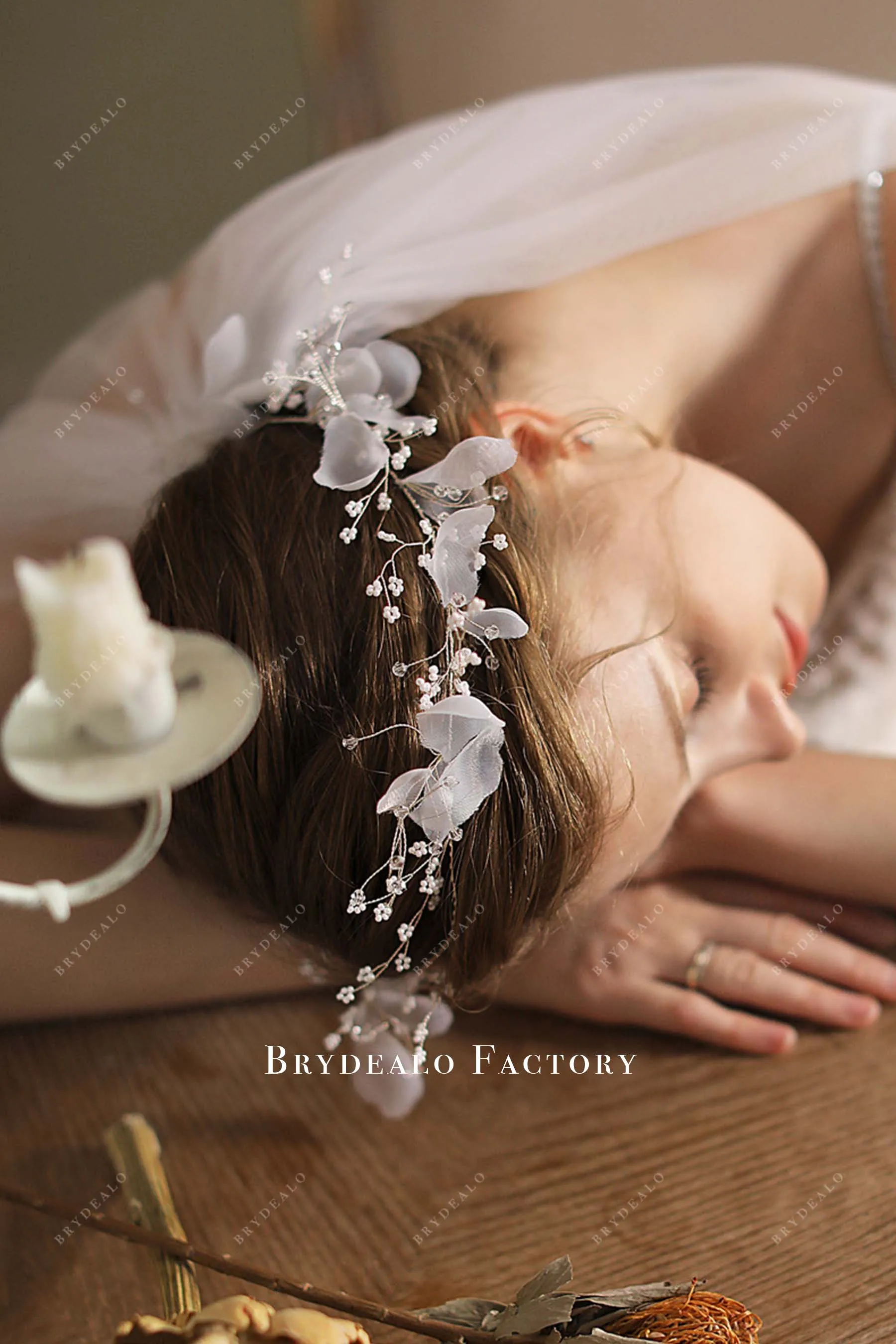 Dreamy Garland Tulle Elbow Length Wedding Veil