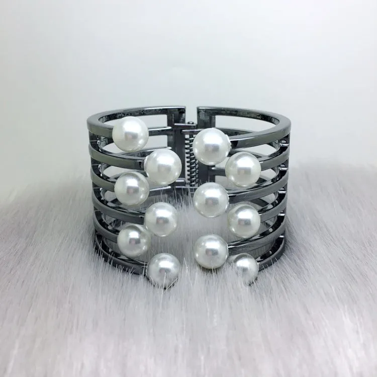 Female pearl bracelet