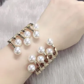 Female pearl bracelet