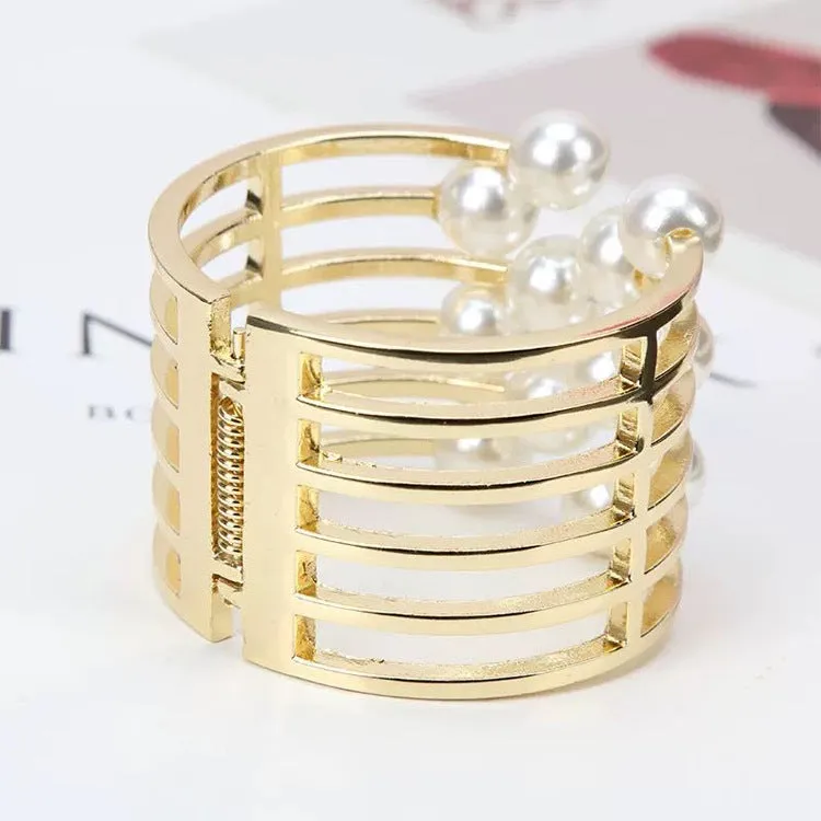 Female pearl bracelet