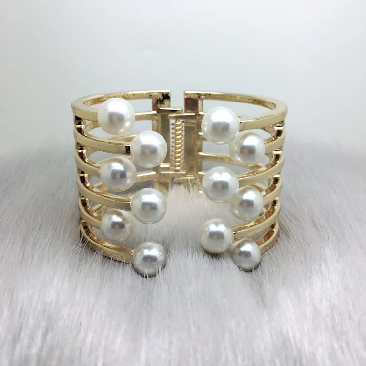 Female pearl bracelet
