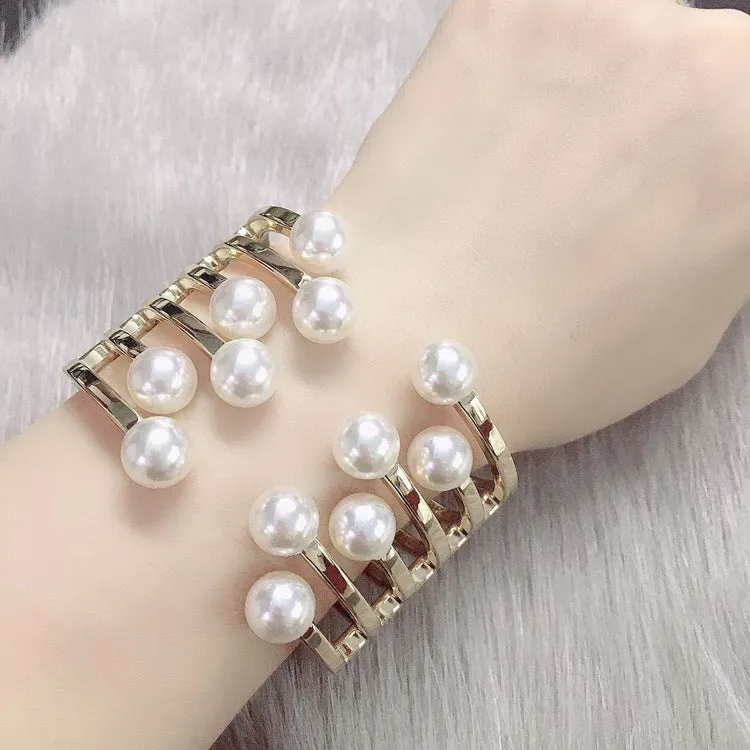 Female pearl bracelet