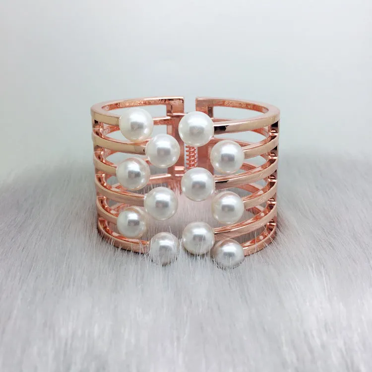 Female pearl bracelet