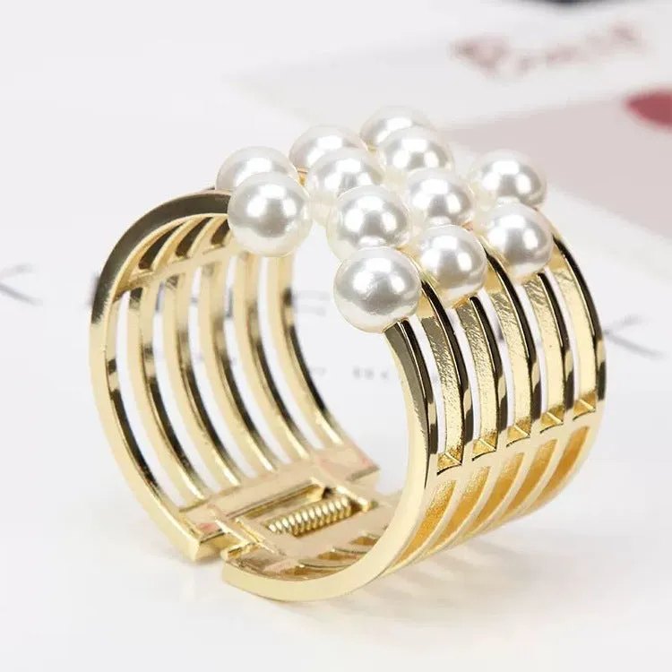 Female pearl bracelet
