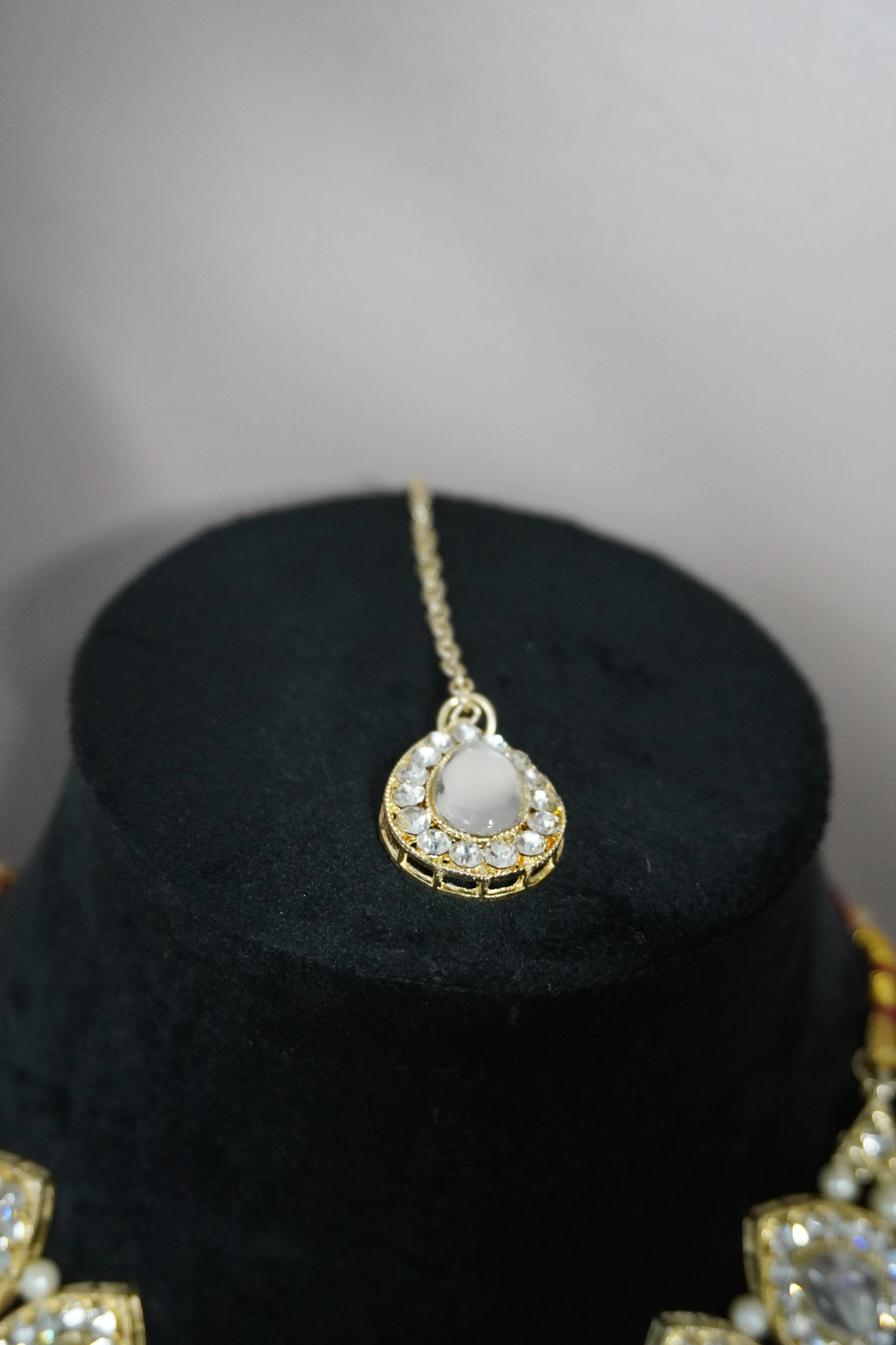Gold Plated Diamond work Kundan Necklace with Earring & Maang Tikka