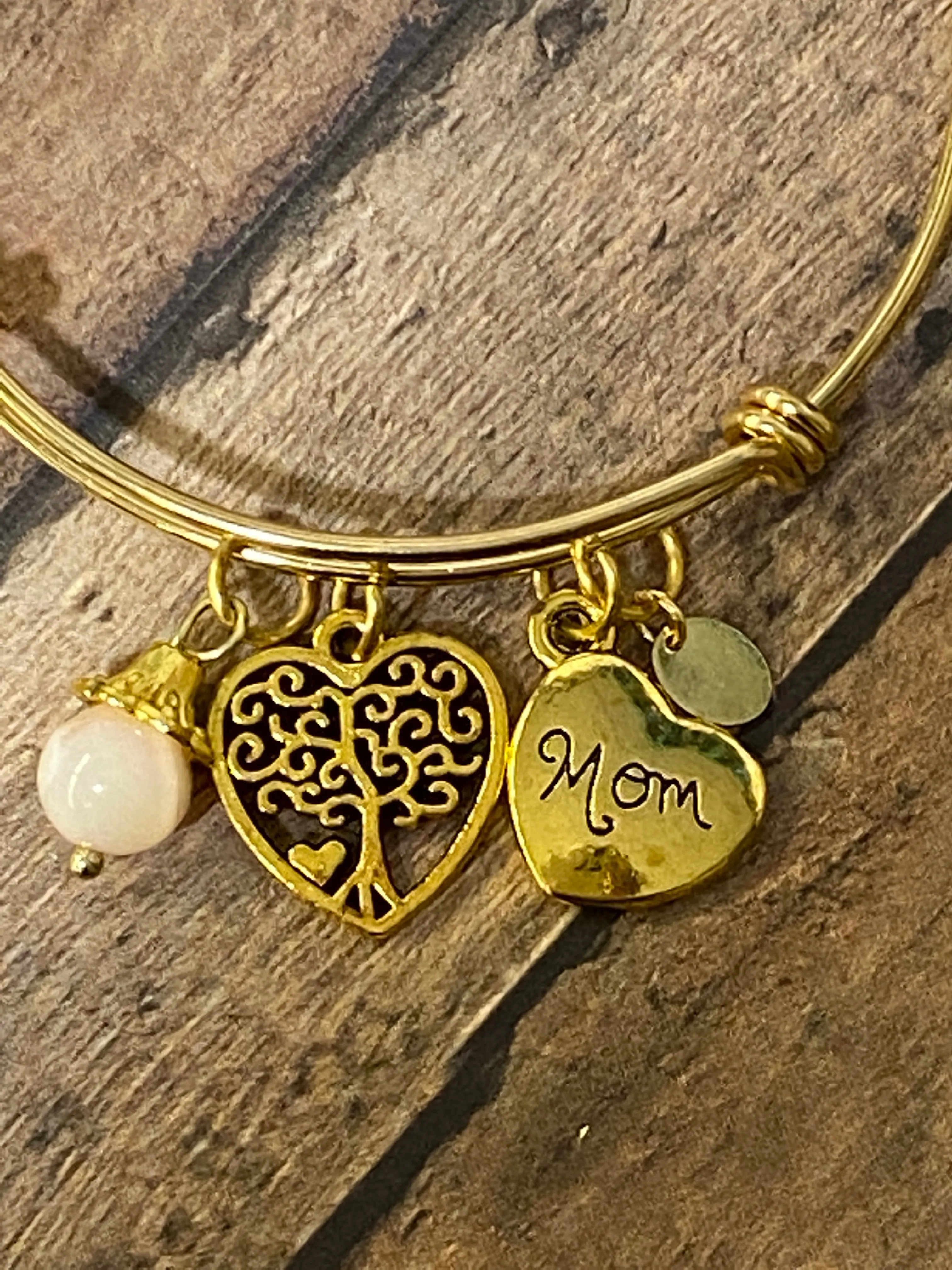 MOM (MOM)