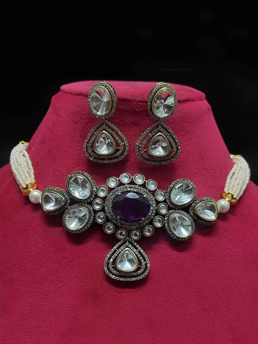 Nikita Dutta In Carved Center Kundan Choker Set