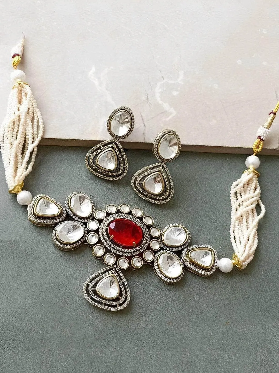 Nikita Dutta In Carved Center Kundan Choker Set