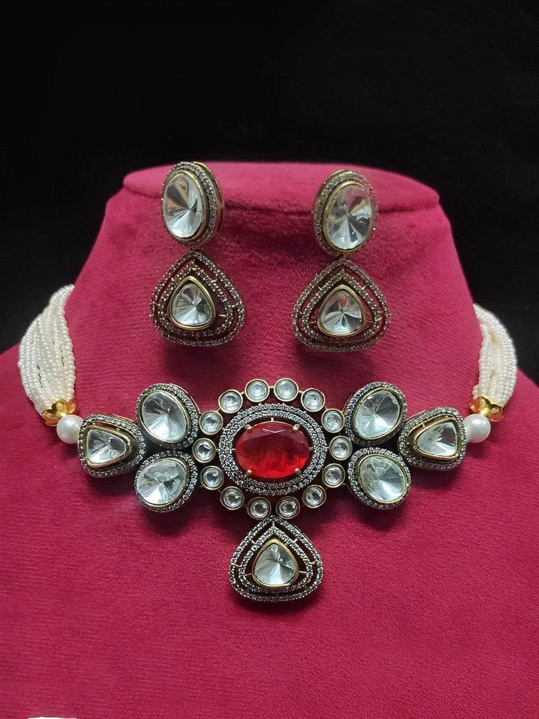 Nikita Dutta In Carved Center Kundan Choker Set