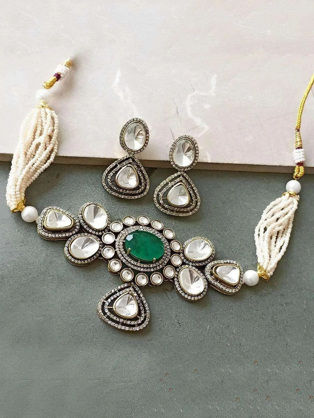 Nikita Dutta In Carved Center Kundan Choker Set