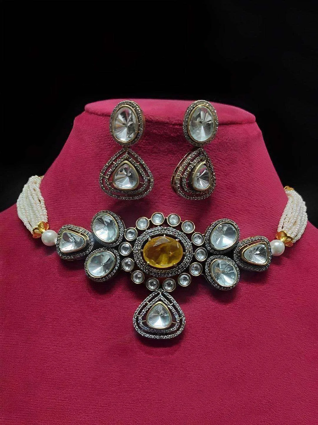 Nikita Dutta In Carved Center Kundan Choker Set