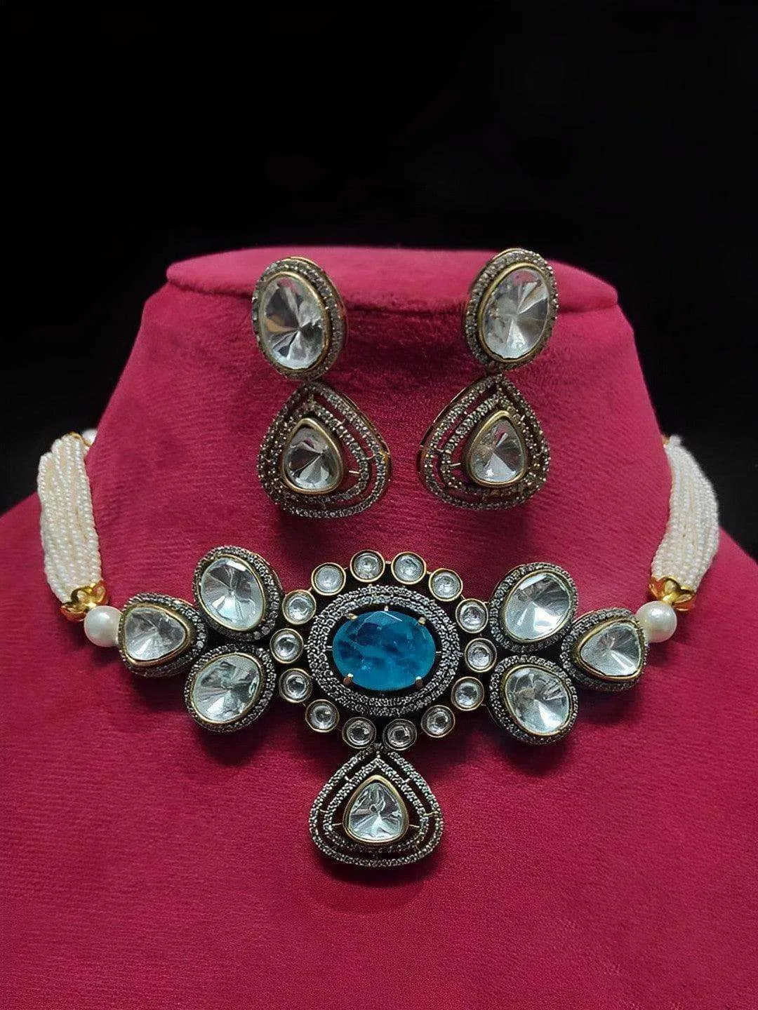 Nikita Dutta In Carved Center Kundan Choker Set
