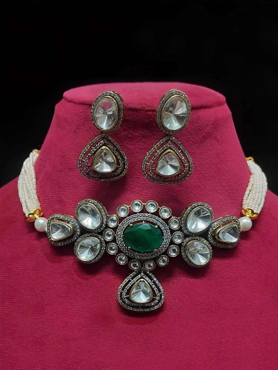 Nikita Dutta In Carved Center Kundan Choker Set